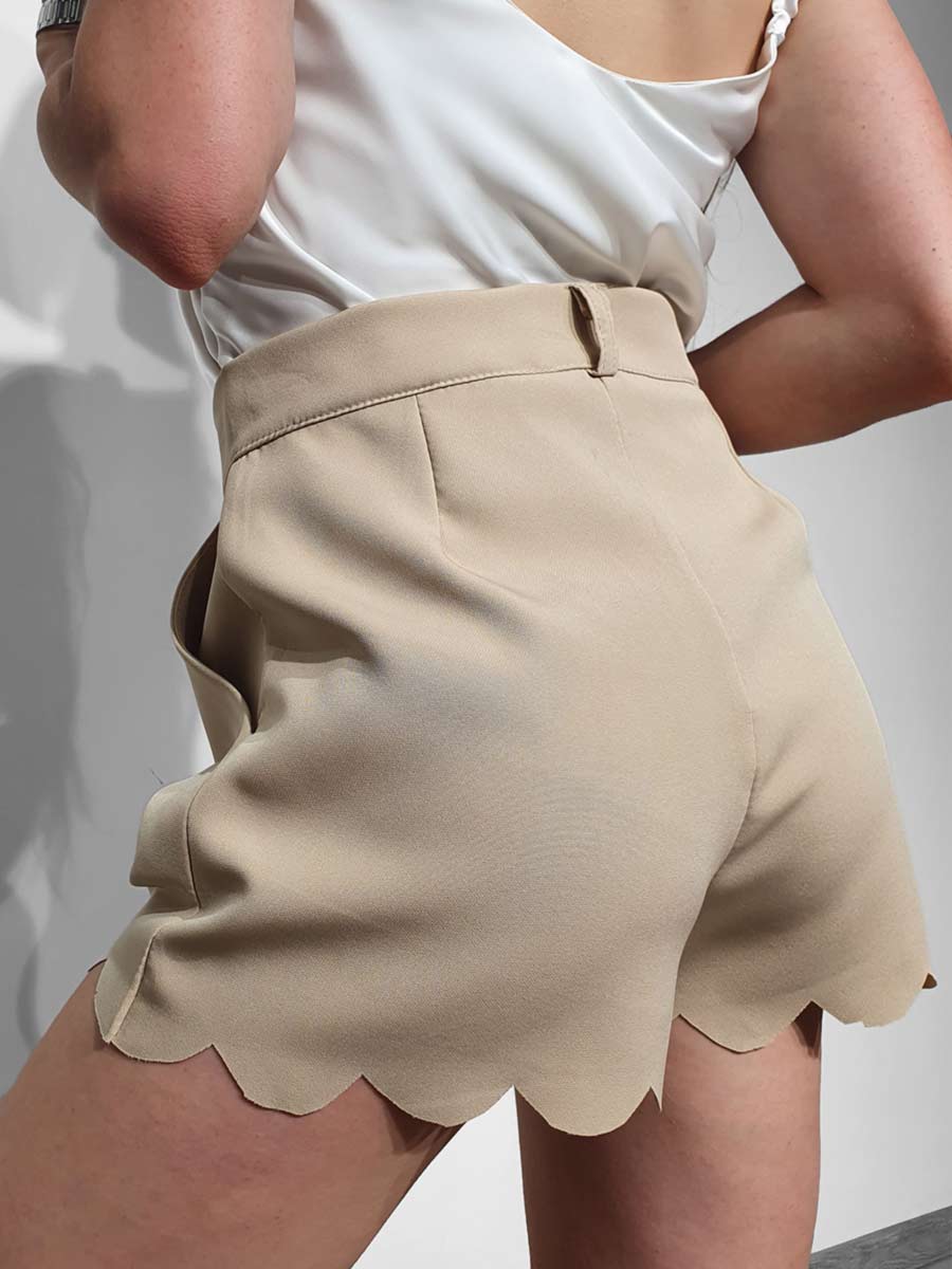 Pantaloncini con orlo a fiore